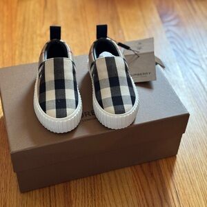 BURBERRY BEIGE SLIP ON SIZE 27